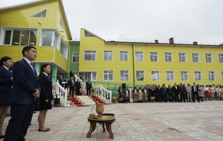 Чурапчинская гимназия поздравила ректора АГИКИ с достижениями в сфере образования и культуры